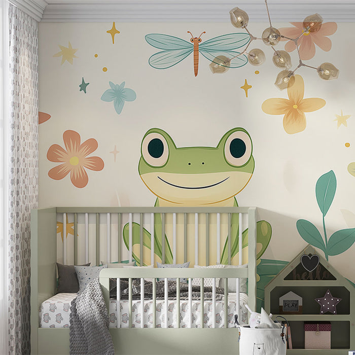Papier peint chambre enfant avec grenouille joyeuse et décor floral doux, idéal pour une ambiance ludique et apaisante.