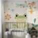 Papier peint chambre enfant avec grenouille joyeuse et décor floral doux, idéal pour une ambiance ludique et apaisante.