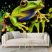Papier peint grenouille vibrante sur fond noir pour salon moderne et audacieux
