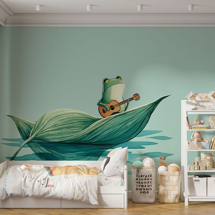 Une chambre d'enfant avec un papier peint illustrant une grenouille joyeuse jouant de la guitare sur une grande feuille, créant une ambiance ludique et imaginative.