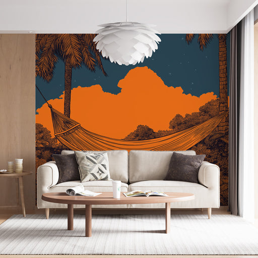 Une pièce moderne avec un papier peint tropical représentant un hamac sous des palmiers, sur fond orange et bleu, créant une atmosphère relaxante et estivale.