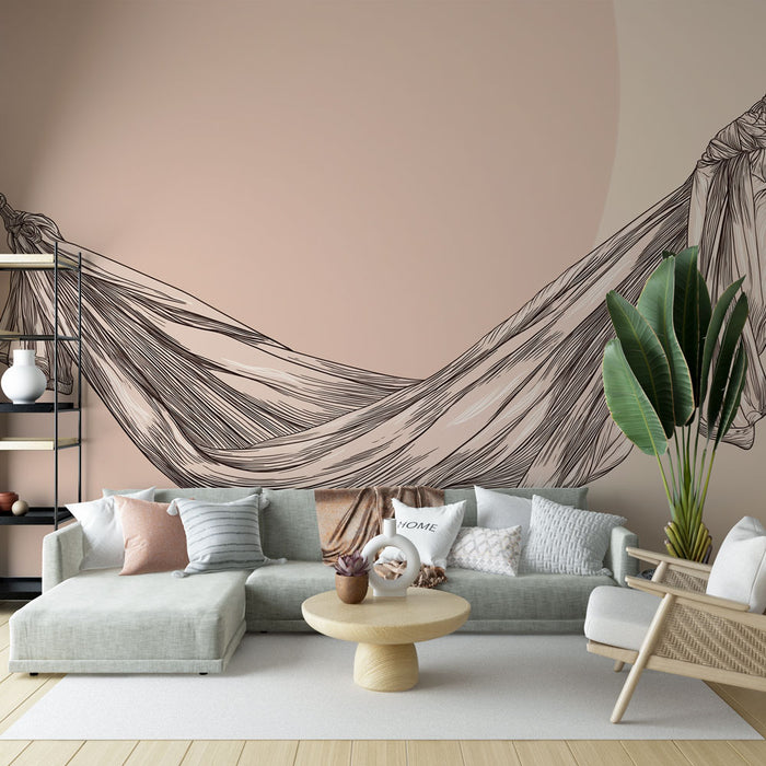 Un salon moderne avec un papier peint aux lignes délicates représentant des drapés sur un fond rose doux, créant une ambiance élégante et apaisante.
