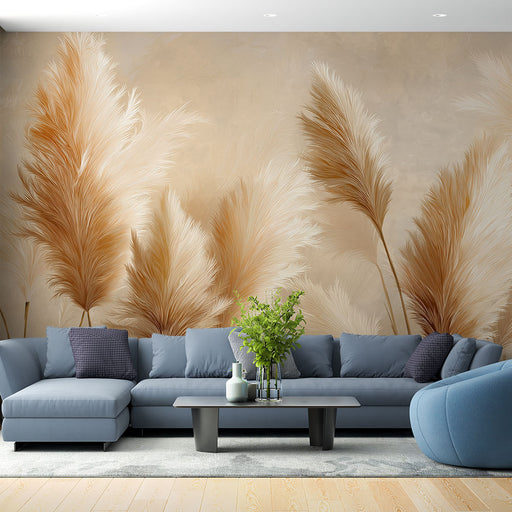 Un salon moderne avec un papier peint représentant de grandes herbes pampas dans des teintes beige et doré, créant une atmosphère chaleureuse et naturelle.