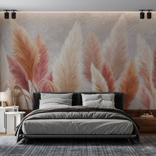Une chambre moderne avec un papier peint représentant de grandes herbes pampas aux teintes douces de rose et beige, créant une ambiance chaleureuse et apaisante.