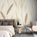 Papier peint herbes dorées avec motifs délicats de feuilles et tiges en tons beige et or pour chambre élégante