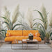 Un salon moderne avec un papier peint tropical représentant de grandes herbes pampas sur fond clair, créant une ambiance naturelle et apaisante.