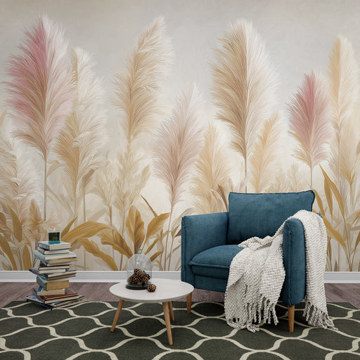 Une pièce de salon avec un papier peint floral représentant des herbes pampas aux teintes douces de rose, beige et doré, créant une ambiance chaleureuse et apaisante.