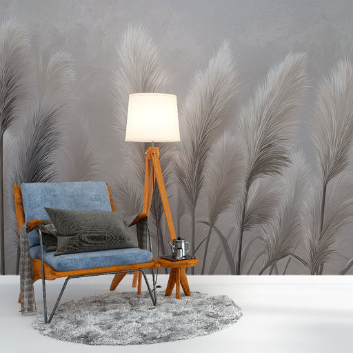 Une pièce cosy avec un papier peint représentant des plumes grises délicates sur fond clair, créant une atmosphère apaisante et élégante.