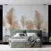 Une chambre moderne avec un papier peint représentant des herbes pampas dans des teintes douces, créant une atmosphère apaisante et élégante.