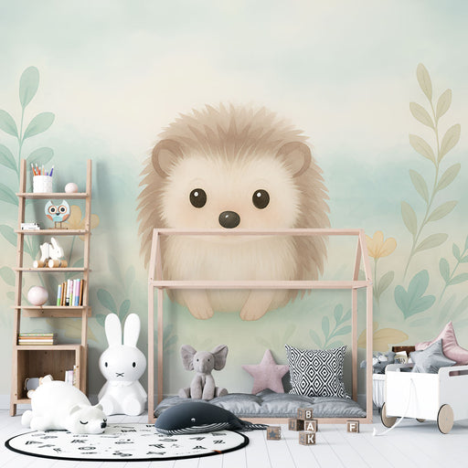 Une chambre d'enfant avec un papier peint illustrant un hérisson adorable sur fond pastel, créant une ambiance douce et ludique.