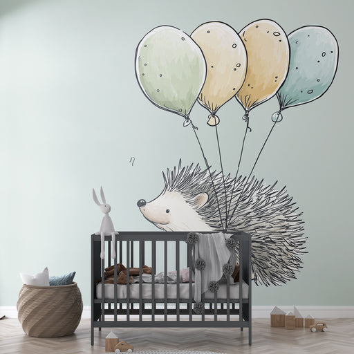 Une chambre d'enfant avec un papier peint illustrant un hérisson mignon portant des ballons pastel, créant une ambiance ludique et douce.