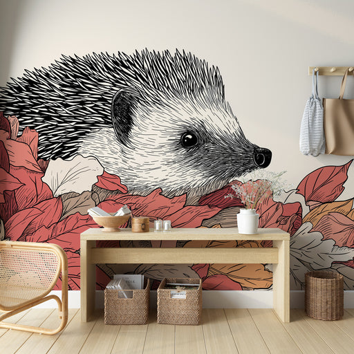 Une chambre accueillante avec un papier peint illustrant un hérisson stylisé parmi des feuilles colorées, créant une atmosphère chaleureuse et ludique.