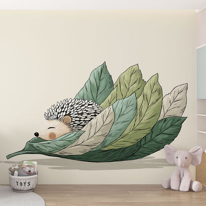 Une chambre d'enfant avec un papier peint illustrant un hérisson endormi sur de grandes feuilles vertes, créant une ambiance douce et apaisante.