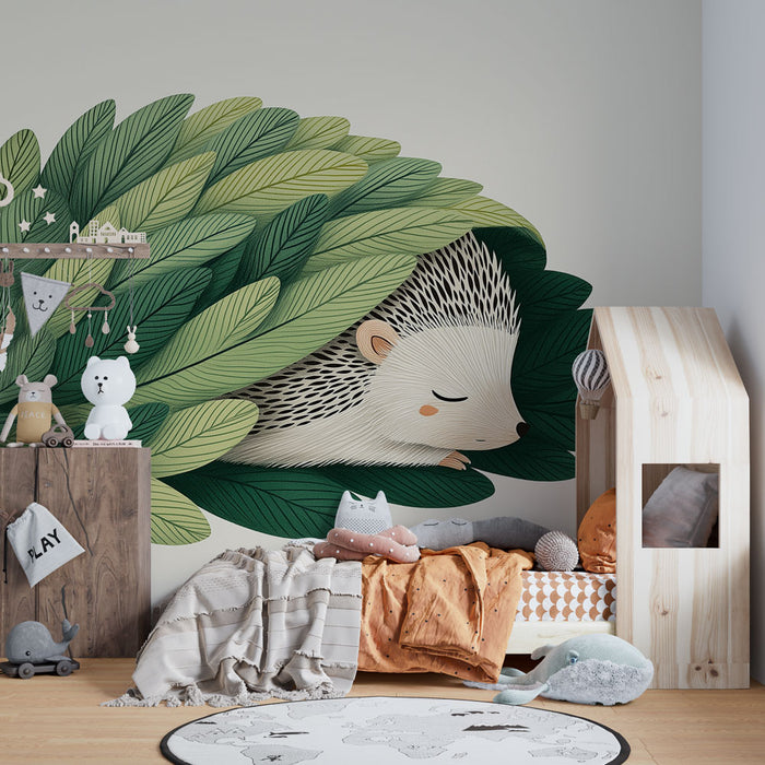 Une chambre d'enfant avec un papier peint illustrant un hérisson endormi entouré de grandes feuilles vertes, créant une atmosphère douce et apaisante.