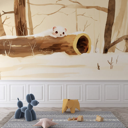 Une chambre d'enfant avec un papier peint illustrant un petit animal sur un tronc d'arbre dans un paysage hivernal doux et apaisant.