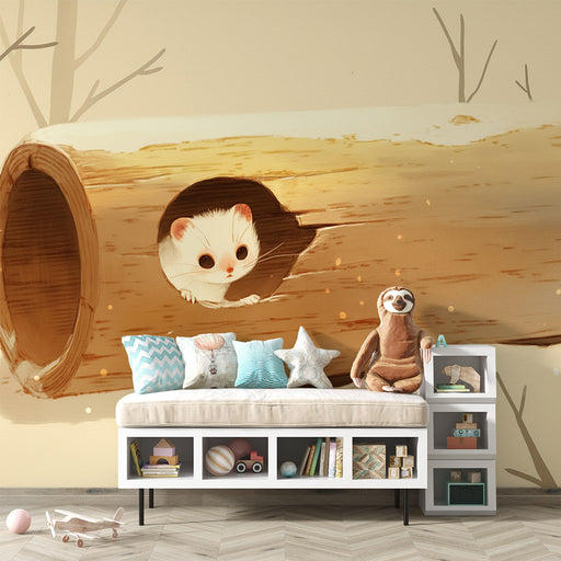 Une chambre enfantine avec un papier peint illustrant un adorable petit animal sortant d'un tronc d'arbre, créant une atmosphère ludique et chaleureuse.
