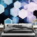 Une chambre moderne avec un papier peint abstrait aux hexagones translucides bleus et roses sur fond noir, créant une ambiance dynamique et contemporaine.