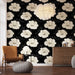 Une salle de séjour élégante avec un papier peint floral noir et blanc, présentant de grandes fleurs d'hibiscus sur fond sombre, créant une ambiance chic et tropicale.