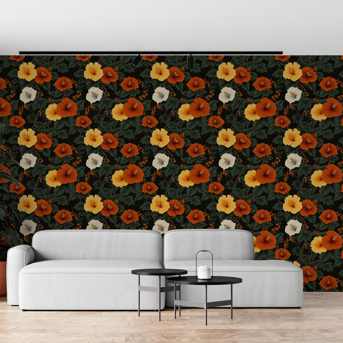 Un salon moderne avec un papier peint floral aux grandes fleurs orange et blanches sur fond noir, créant une ambiance chaleureuse et vivante.