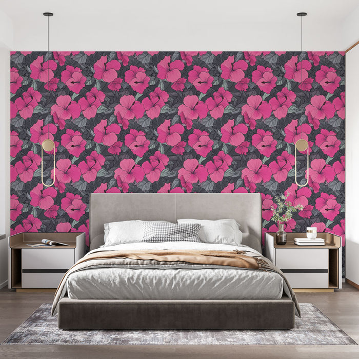 Une chambre moderne avec un papier peint floral aux grandes fleurs roses sur fond gris, créant une ambiance vibrante et chaleureuse.