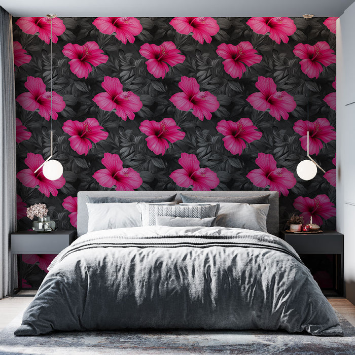 Une chambre moderne avec un papier peint floral aux grandes fleurs hibiscus roses sur fond noir, créant une ambiance vibrante et chaleureuse.
