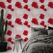 Une chambre moderne avec un papier peint floral aux grandes fleurs rouges d'hibiscus sur fond rose, créant une ambiance tropicale et chaleureuse.