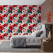 Une chambre accueillante avec un papier peint tropical aux motifs floraux vibrants de fleurs rouges et blanches, évoquant une atmosphère chaleureuse et vivante.