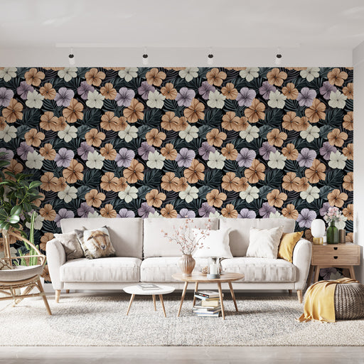 Un salon moderne avec un papier peint floral aux grandes fleurs dans des teintes douces de beige, violet et blanc sur fond noir, créant une atmosphère chaleureuse et accueillante.