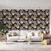 Un salon moderne avec un papier peint floral aux grandes fleurs dans des teintes douces de beige, violet et blanc sur fond noir, créant une atmosphère chaleureuse et accueillante.
