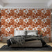 Une chambre moderne avec un papier peint floral aux teintes terracotta et blanches, créant une atmosphère chaleureuse et accueillante.