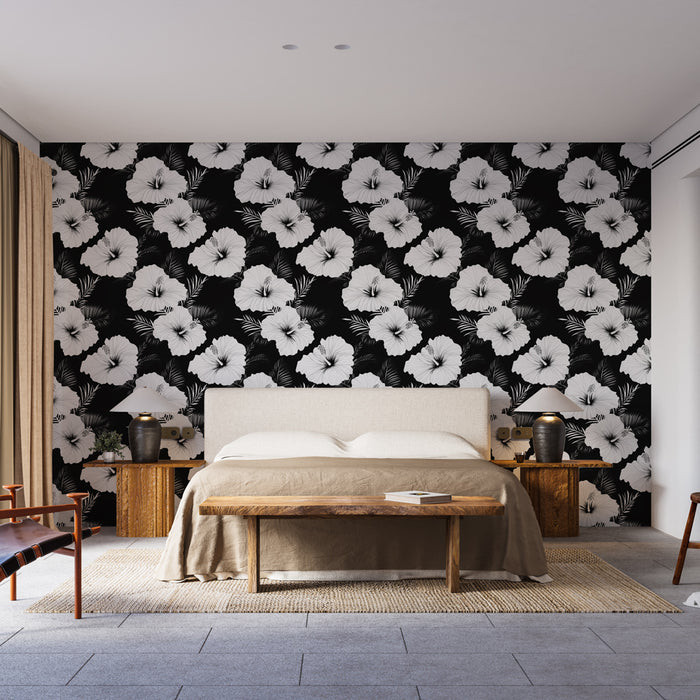 Une chambre moderne avec un papier peint floral noir et blanc représentant de grandes fleurs exotiques, créant une atmosphère élégante et dynamique.