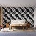 Une chambre moderne avec un papier peint floral noir et blanc représentant de grandes fleurs exotiques, créant une atmosphère élégante et dynamique.