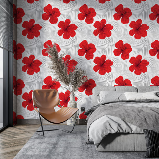 Une chambre moderne avec un papier peint floral aux grandes fleurs rouges sur fond blanc, créant une ambiance tropicale et vivifiante.