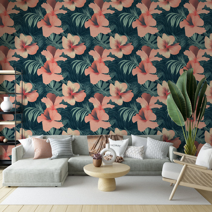 Un salon moderne avec un papier peint tropical aux grandes fleurs corail et feuillages verts sur fond bleu marine, créant une atmosphère chaleureuse et vivante.