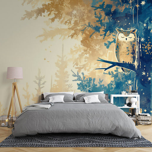 Une chambre moderne avec un papier peint illustrant une chouette sur une branche, entourée d'arbres stylisés dans des teintes de bleu et doré, créant une atmosphère apaisante et poétique.
