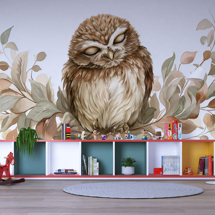 Une chambre d'enfant avec un papier peint illustrant un hibou endormi entouré de feuillages doux, créant une ambiance chaleureuse et apaisante.