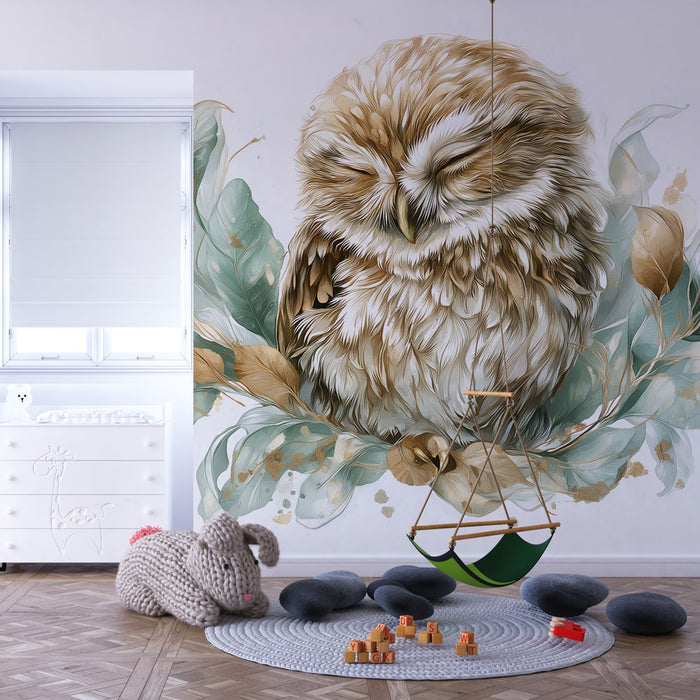 Une chambre d'enfant avec un papier peint illustrant une chouette douce et réaliste, entourée de feuilles vertes et dorées, créant une atmosphère apaisante et chaleureuse.