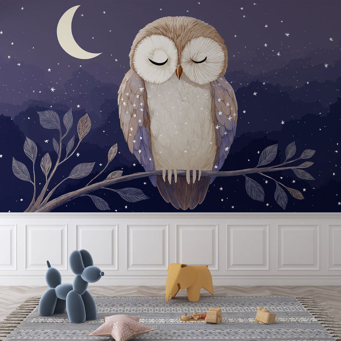 Une chambre d'enfant avec un papier peint illustrant une chouette endormie sur une branche, dans des teintes de bleu nuit et beige, créant une atmosphère douce et apaisante.