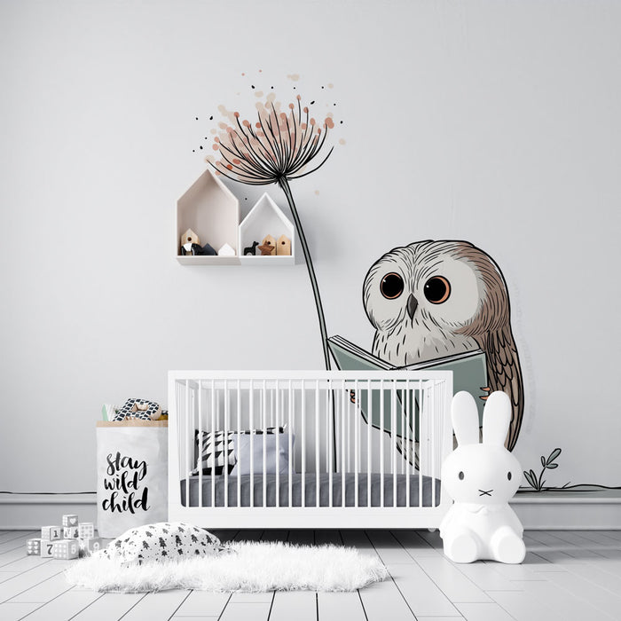Une chambre d'enfant avec un papier peint illustrant une chouette lisant un livre, accompagnée d'une grande fleur, créant une atmosphère douce et ludique.