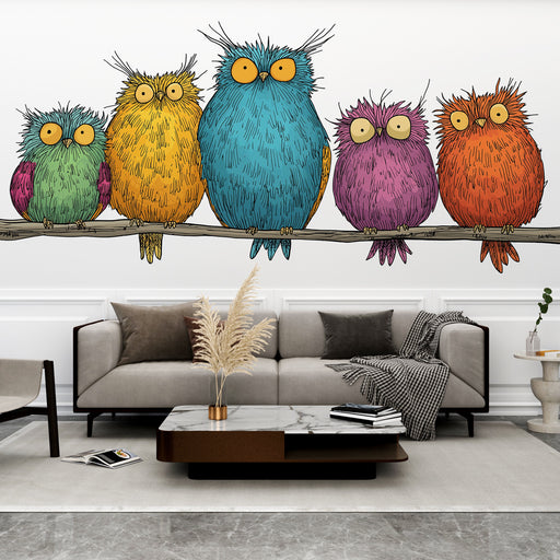 Un salon moderne avec un papier peint illustrant des hiboux colorés aux teintes vives, créant une atmosphère ludique et chaleureuse.
