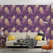Un salon contemporain avec un papier peint violet orné de hiboux stylisés et de feuillages, créant une atmosphère chaleureuse et artistique.