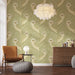 Une pièce chaleureuse avec un papier peint représentant des hiboux aux teintes douces sur un fond vert, créant une atmosphère apaisante et naturelle.