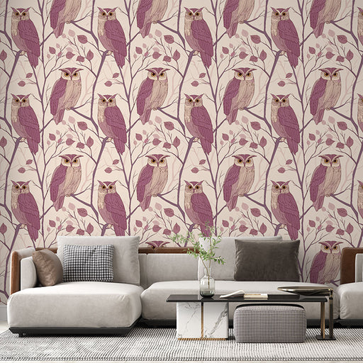 Un salon moderne avec un papier peint illustrant des hiboux aux teintes mauves et beige sur fond clair, créant une ambiance chaleureuse et accueillante.