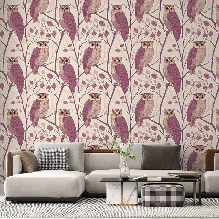 Un salon moderne avec un papier peint illustrant des hiboux aux teintes mauves et beige sur fond clair, créant une ambiance chaleureuse et accueillante.