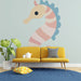 Papier peint ludique avec hippocampe stylisé et coloré pour salon moderne