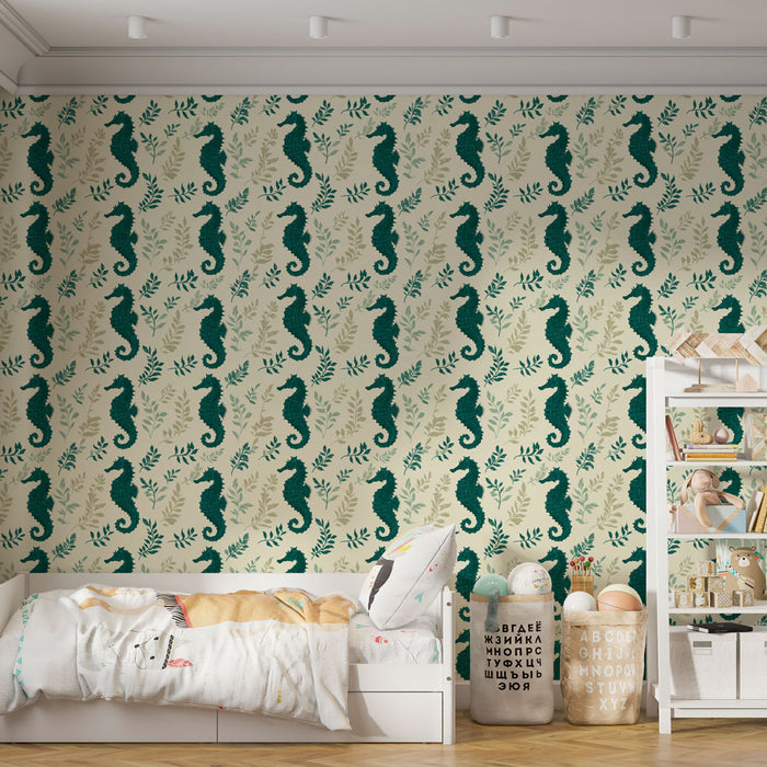 Une chambre d'enfant avec un papier peint représentant des hippocampes verts sur fond beige, créant une ambiance marine et ludique.