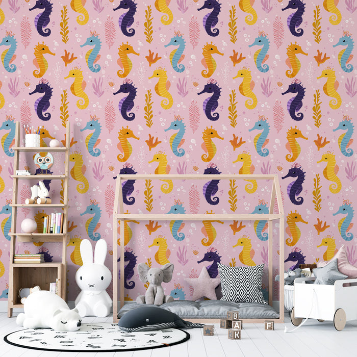 Une chambre d'enfant avec un papier peint ludique représentant des hippocampes colorés sur fond rose, créant une ambiance joyeuse et imaginative.