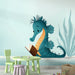 Une chambre d'enfant avec un papier peint illustré représentant un hippocampe turquoise lisant un livre, créant une ambiance ludique et imaginative.
