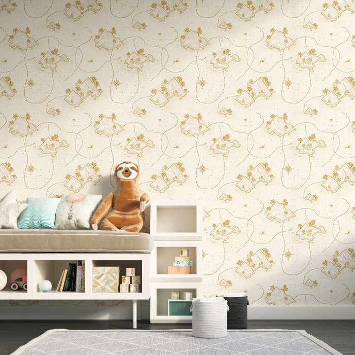 Une chambre enfantine avec un papier peint illustrant des motifs dorés de petits animaux et de plantes sur fond clair, créant une ambiance douce et ludique.