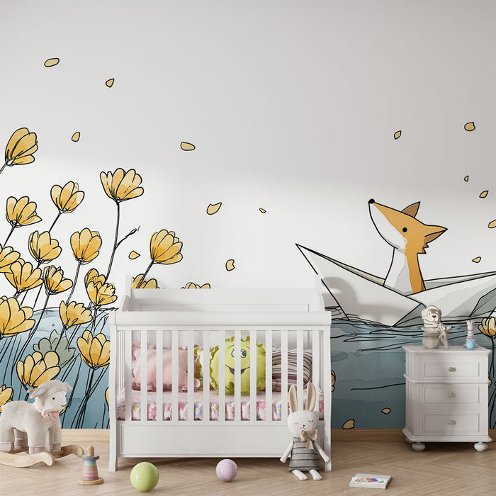 Une chambre d'enfant avec un papier peint illustré de fleurs jaunes et d'un renard dans un bateau, créant une ambiance ludique et douce.